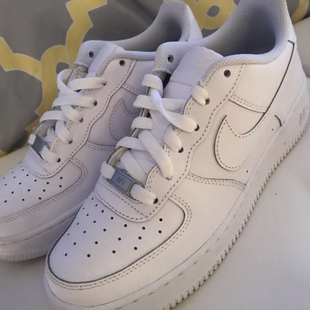 NIKE AIR FORCES 1 SIZE 7